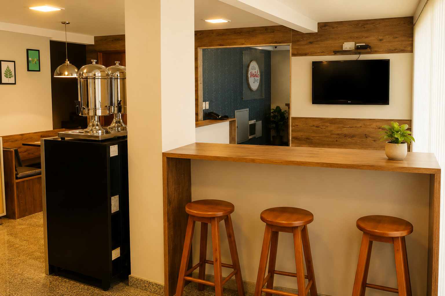 Reception and lounge area at Hostel Pontal do Duque with bar seating